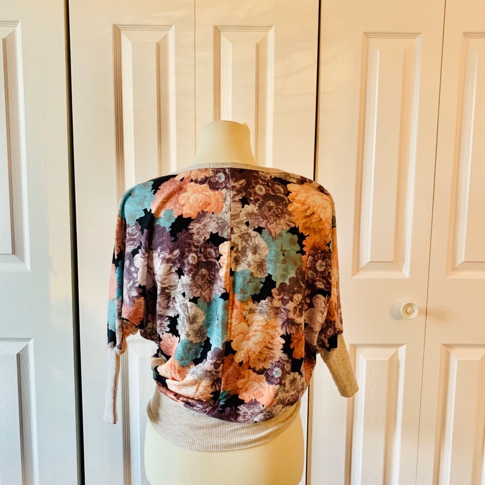 Living Doll LA Floral 3/4 Tee Size M - Picture 2 of 3